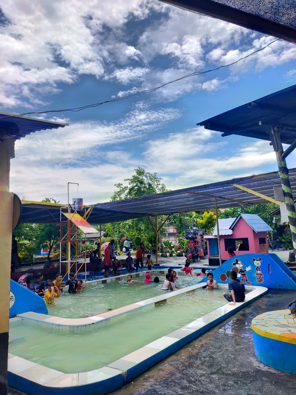 KOLAM BERENANG